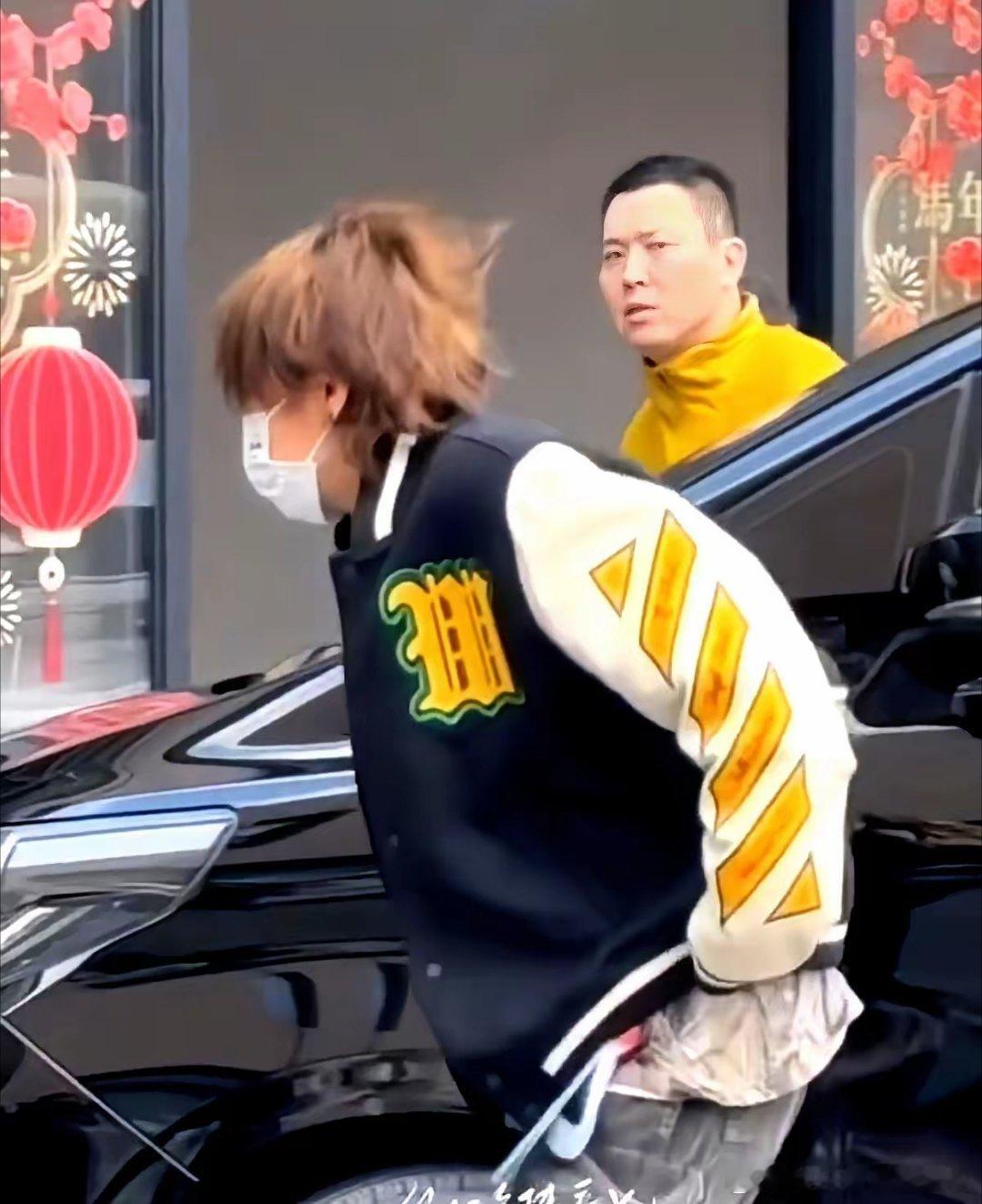 鹿晗这次在上海机场一露面，属实是把“内娱天花板”的包袱给扔地上踩了两脚。那件外套