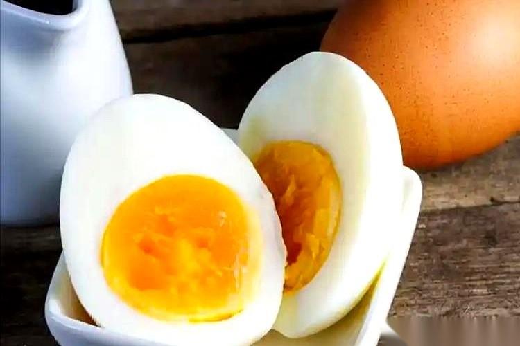 我跟你讲，有些事儿，就是反直觉到让你想笑。就说那个天天早上水煮蛋吧。多少年了，