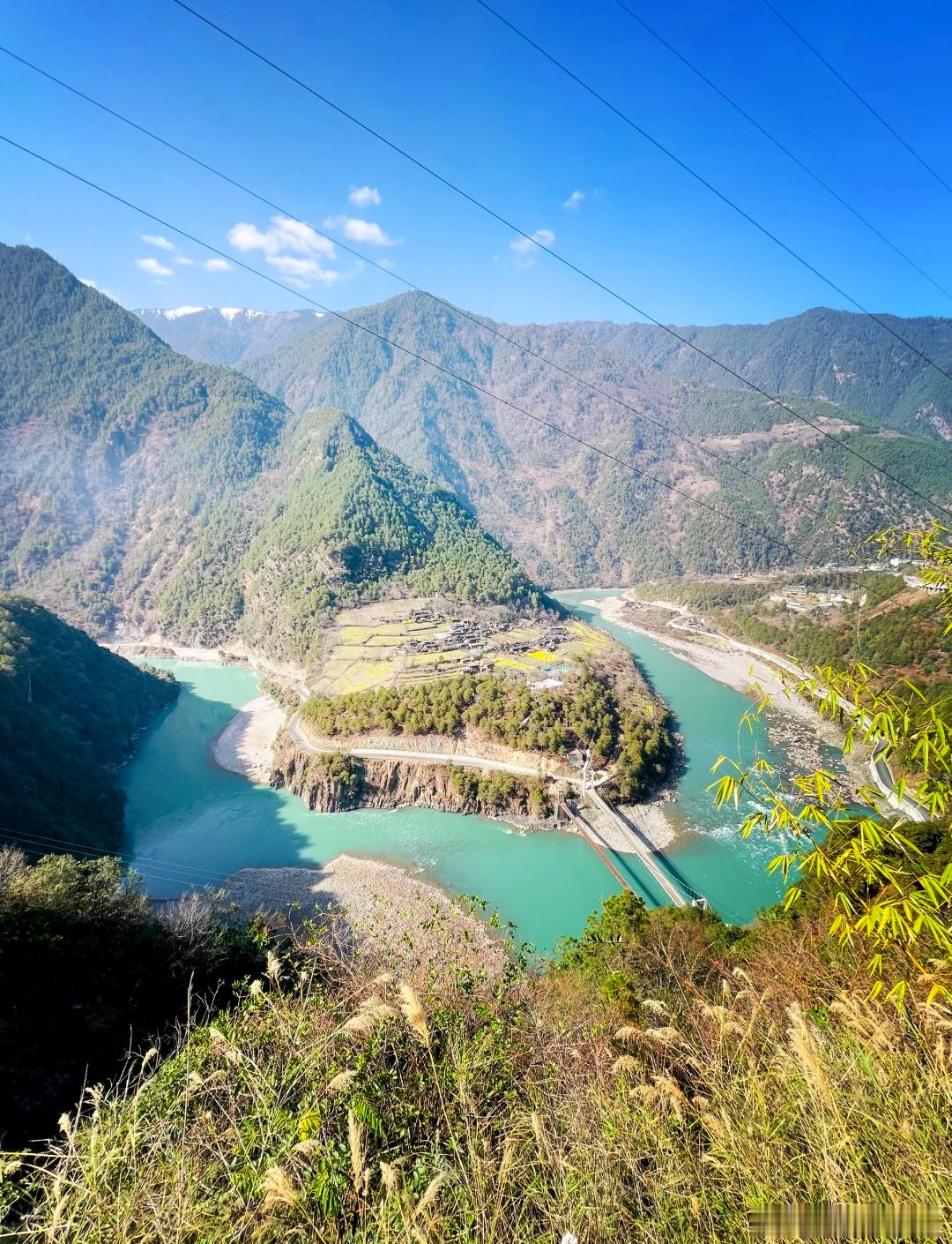 丙中洛，人神共居之地，怒江蜿蜒，云雾绕青山。峡谷藏村落，良田铺彩，一步一画卷。山
