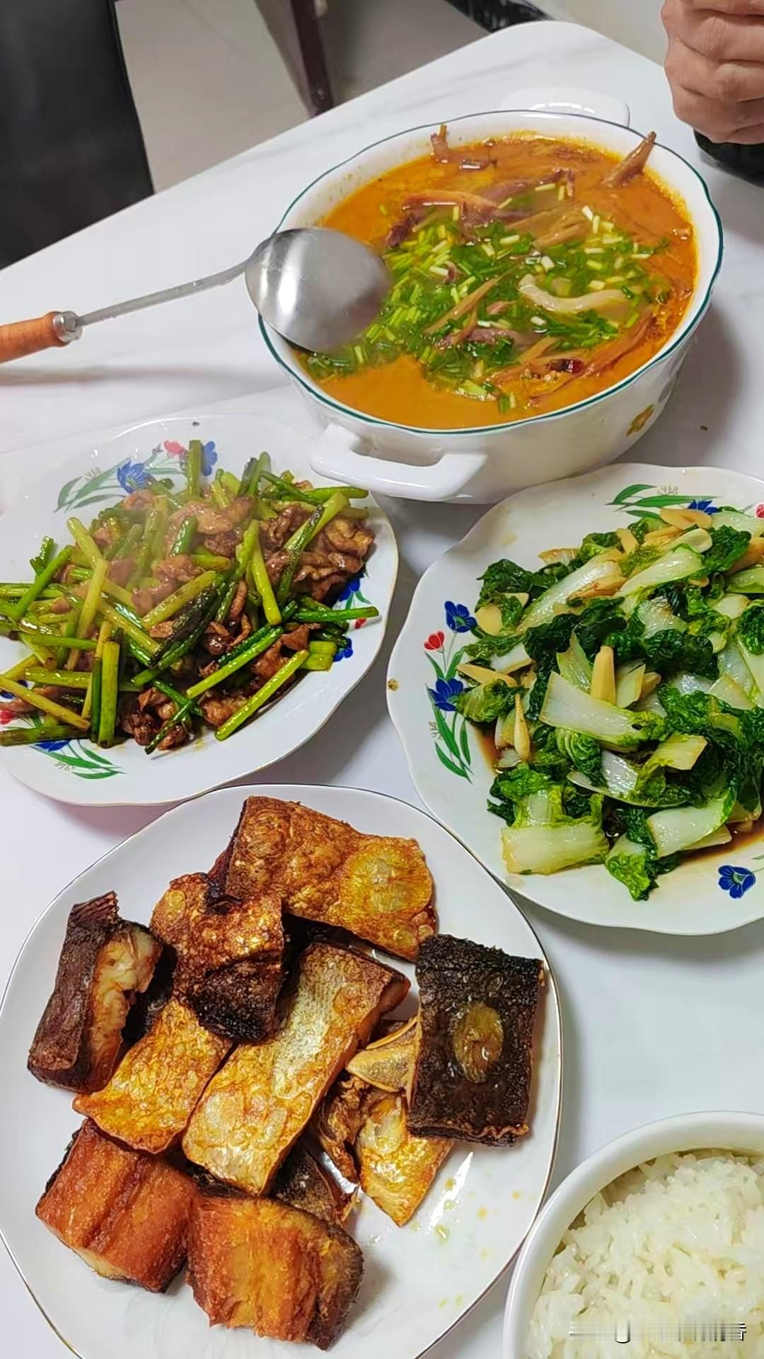 上大学的孩子趁着国庆假期已经回家了，平时在外读书，大多都是食堂的饭菜，难得回来一