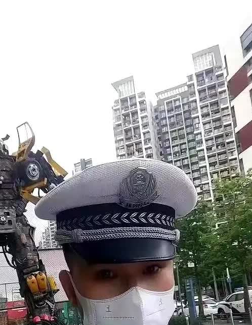 我表弟干辅警15年了，月薪才2800。我好奇问他：“现在随便进厂都能赚七八千，你