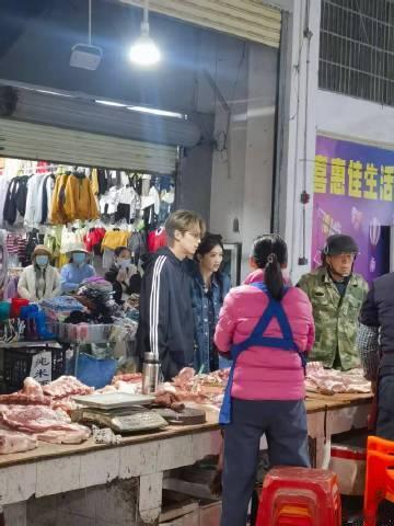 白鹿王鹤棣菜市场买菜路透白鹿王鹤棣亲爱的客栈菜市场路透白鹿王鹤棣亲爱的客栈买菜