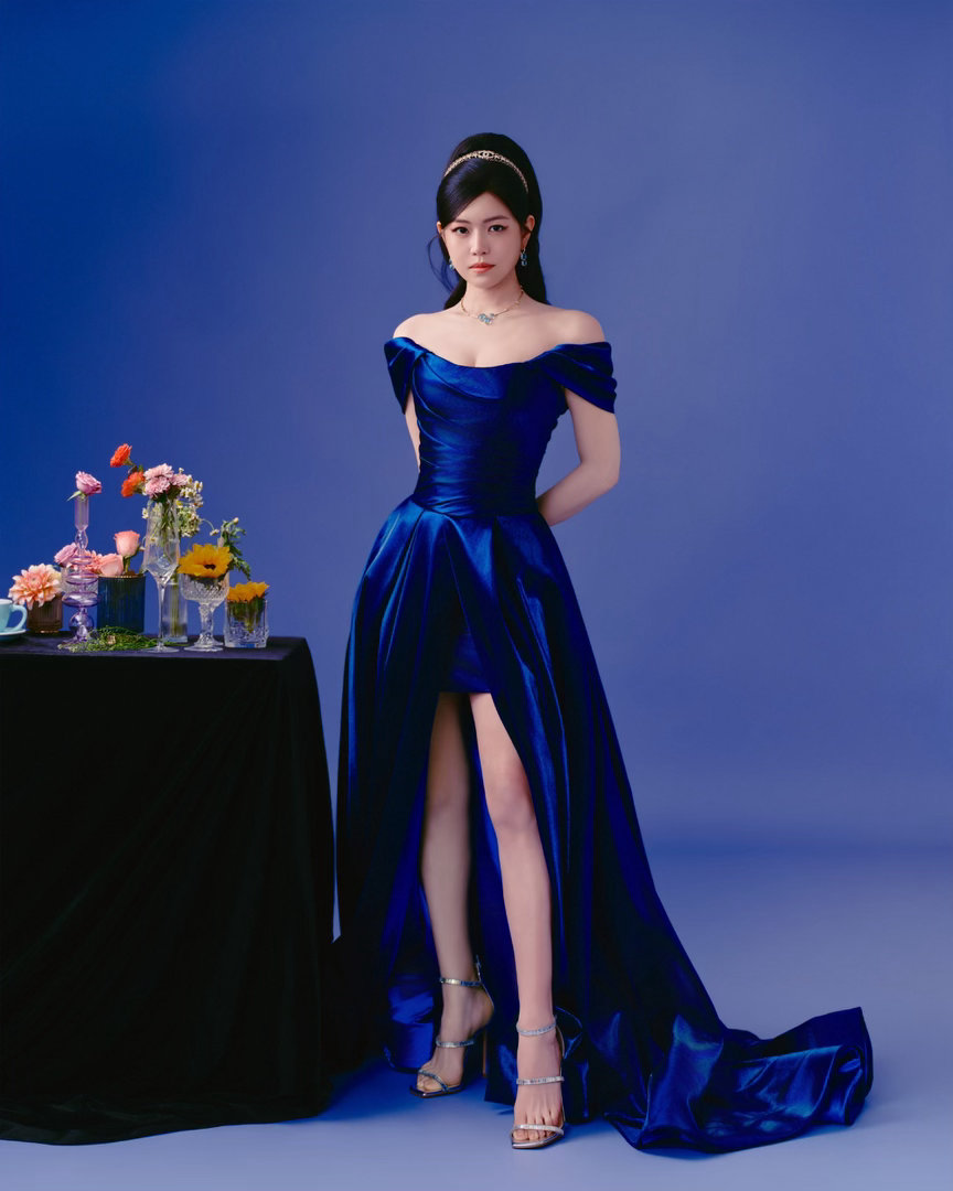 这是从油画里走出来的复古千金吧！藏青色缎面长裙衬得肤色如雪，高开衩设计若隐若现大