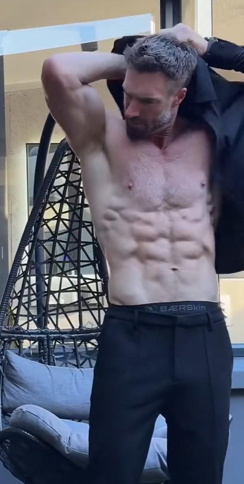 西方男人的这种身材东方男人再怎么练都练不出来，真的非常羡慕西方男人那种标准的男人