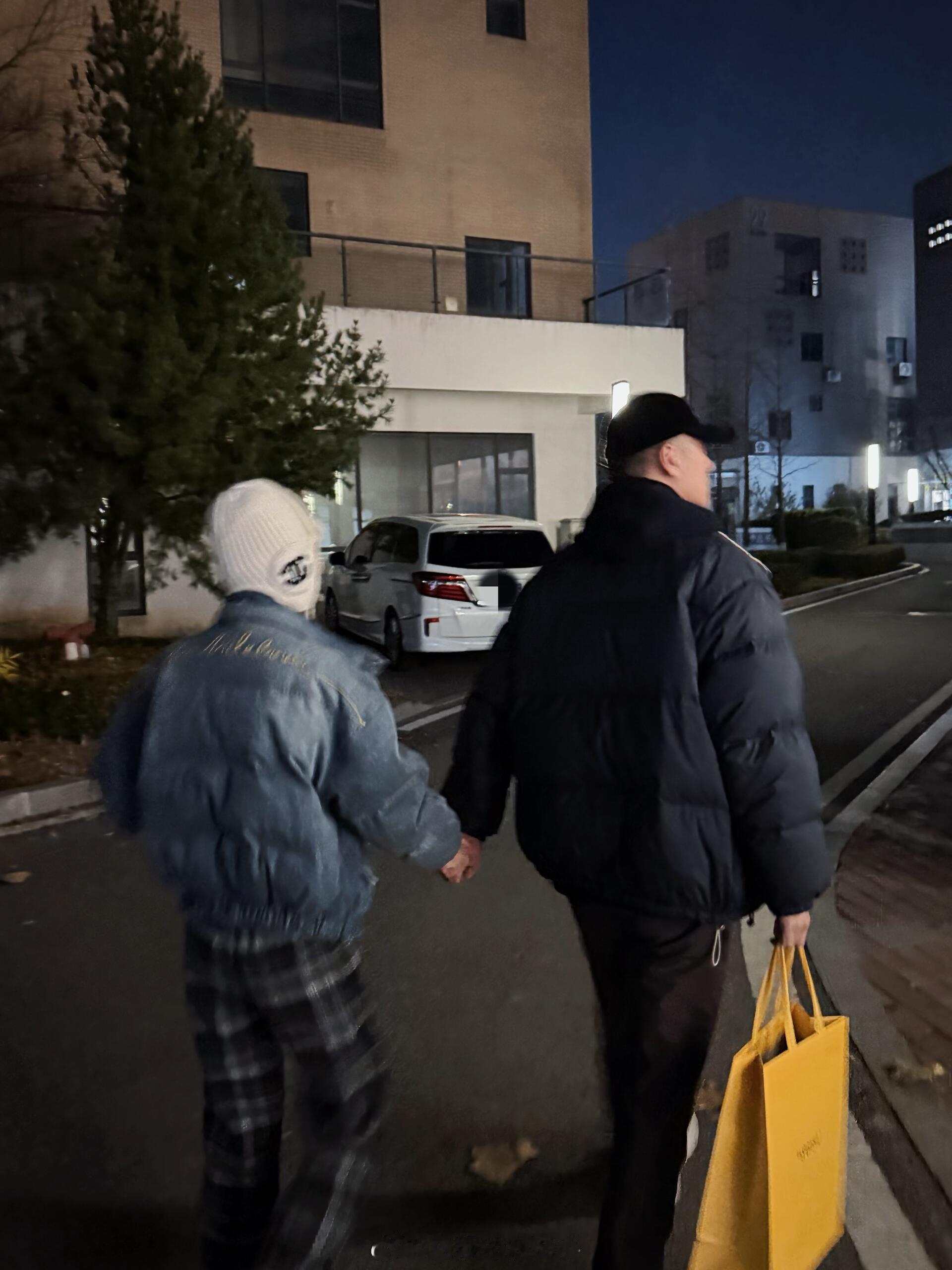 任重孙骁骁与好友聚餐任重孙骁骁牵手秀恩爱开始秀恩爱了