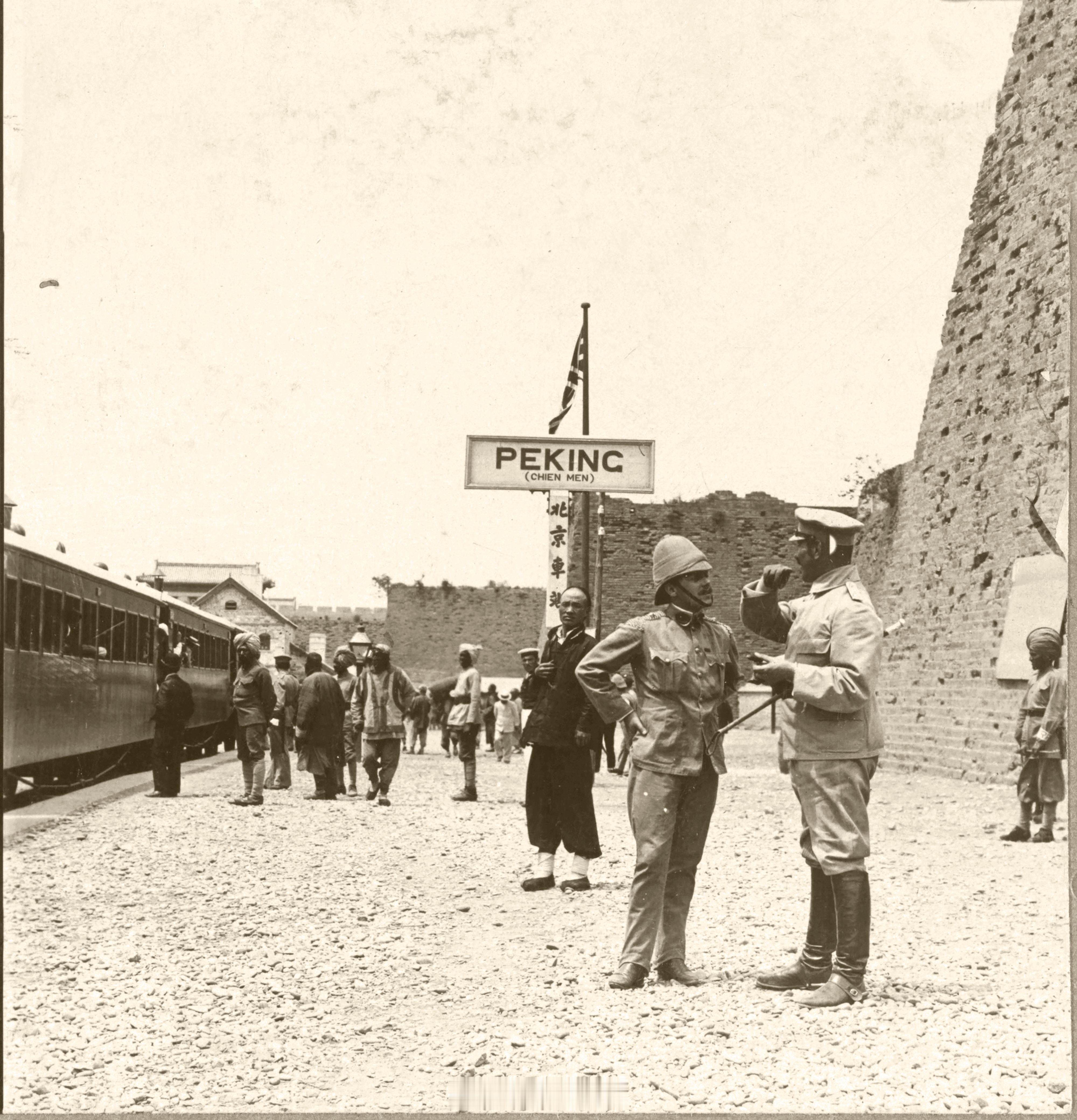 老照片的故事1902年的北京前门火车站。​​​