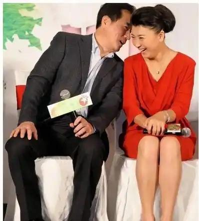 68岁的杨立新，把荧屏初吻给了闫学晶，这事儿还没完。你以为他只是个老戏骨？在