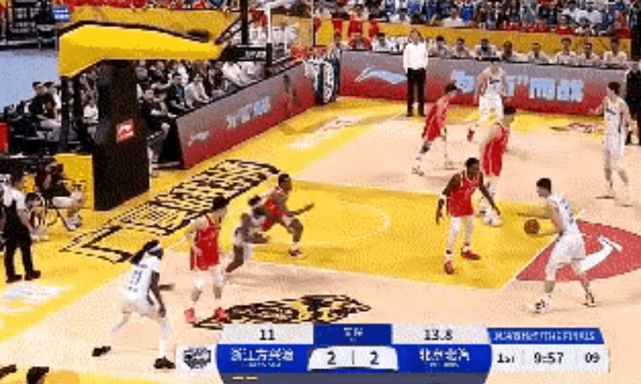 范子铭和丘天真不愧是一个教练带出来的，居然习惯也一模一样！总决赛G4比赛中，北
