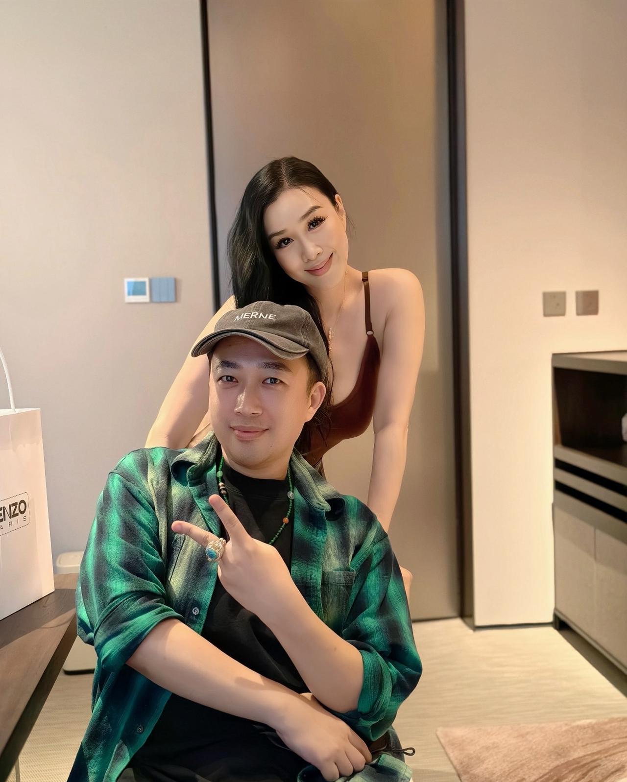 8月21日，于正晒聚会照，他与钟丽缇还单独合影了一张，54岁的钟丽缇好美啊。钟