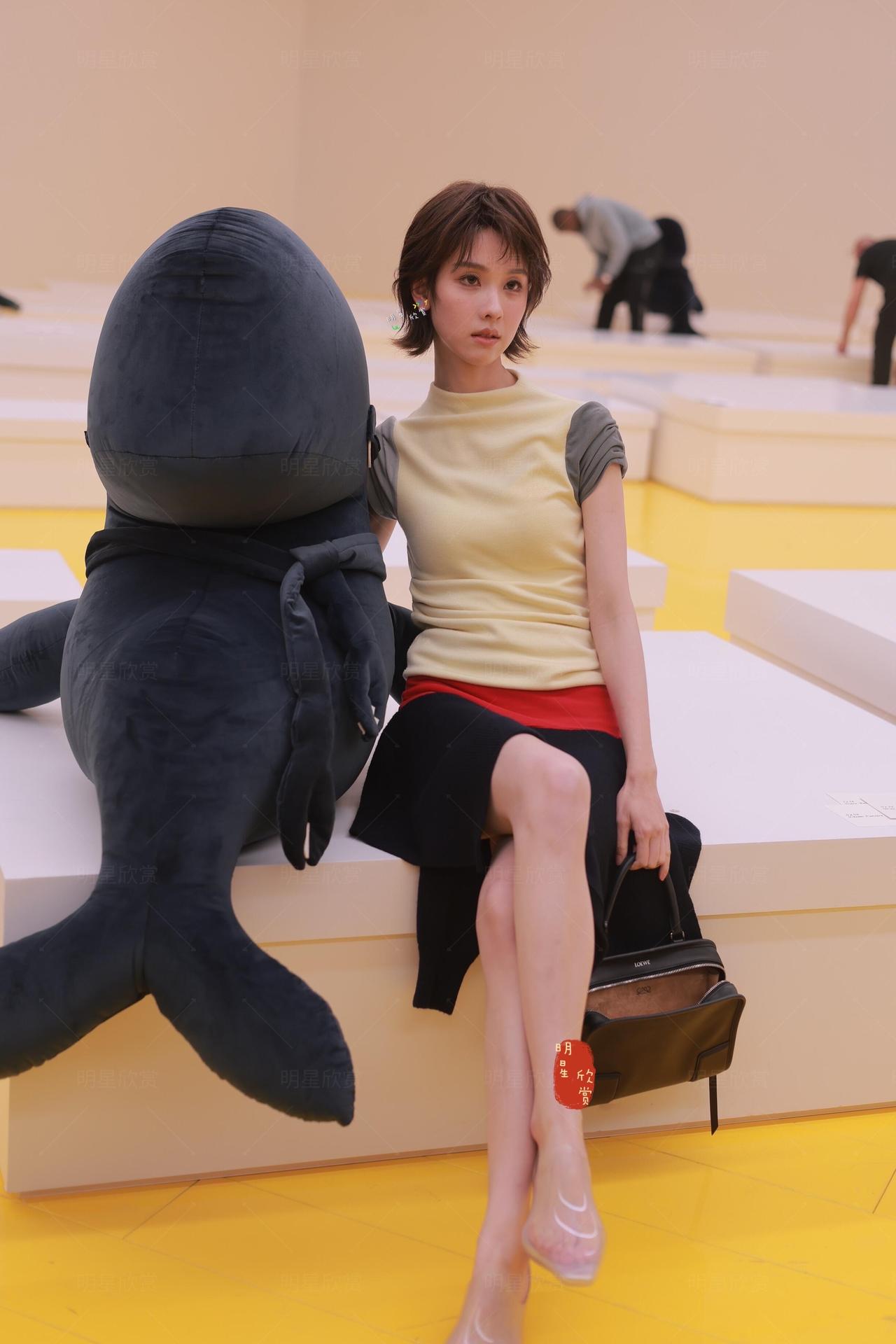 陈都灵巴黎看秀现场交叉着腿，自信大方，短发俏皮明媚！