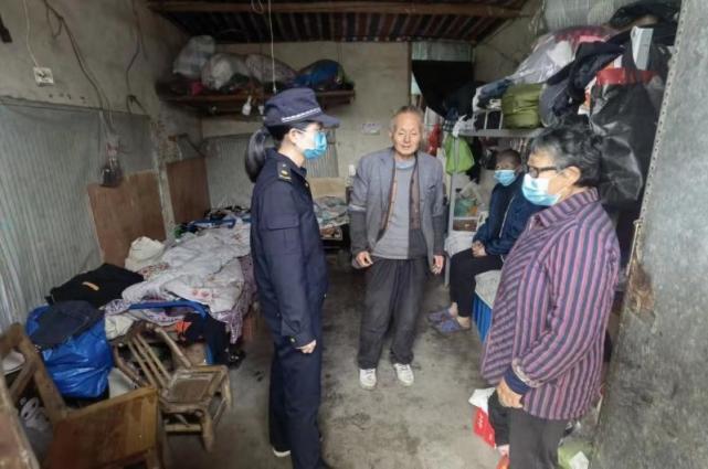 2022年，浙江一大爷因违规摆摊被罚款，交罚款时不禁求情道：“能不能少罚点，我就