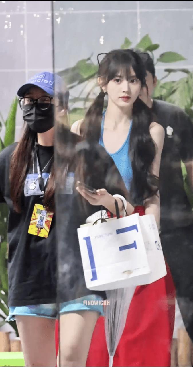 田曦薇这配色真不是一般人能穿的😯普通人这么穿不知道得多死亡[无奈吐舌]单边