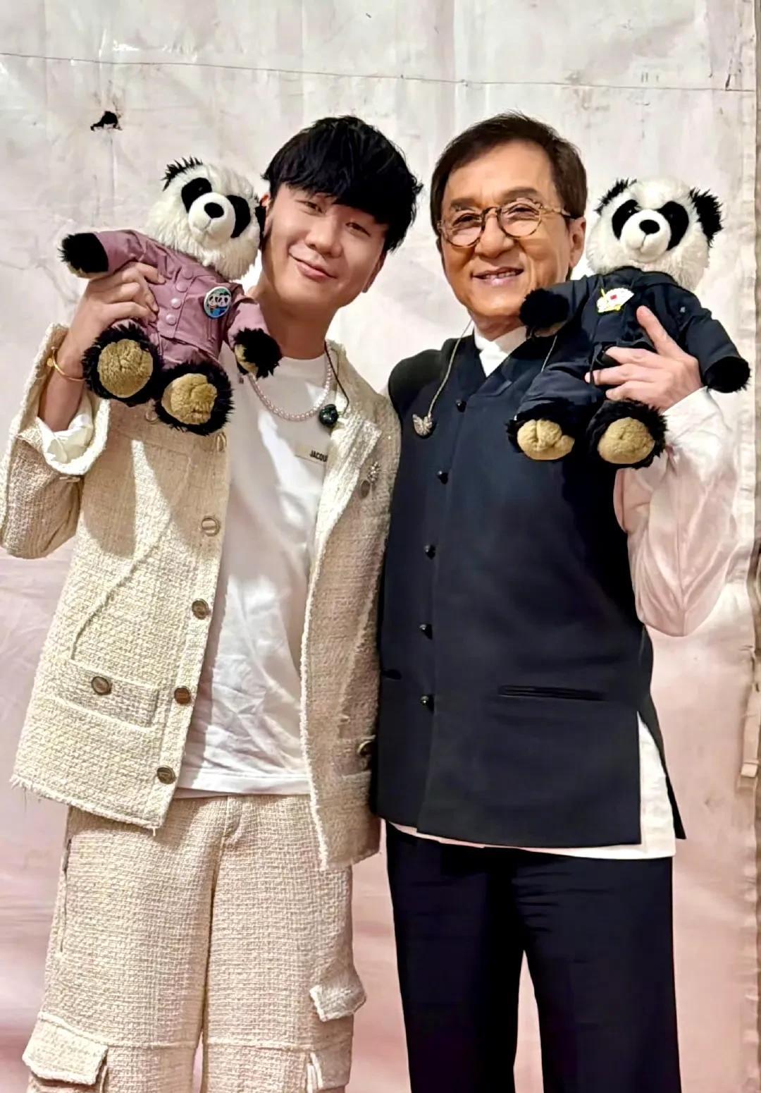 林俊杰发文感谢成龙，透露后续有全新的合唱单曲4月21日下午，林俊杰在社交媒体发