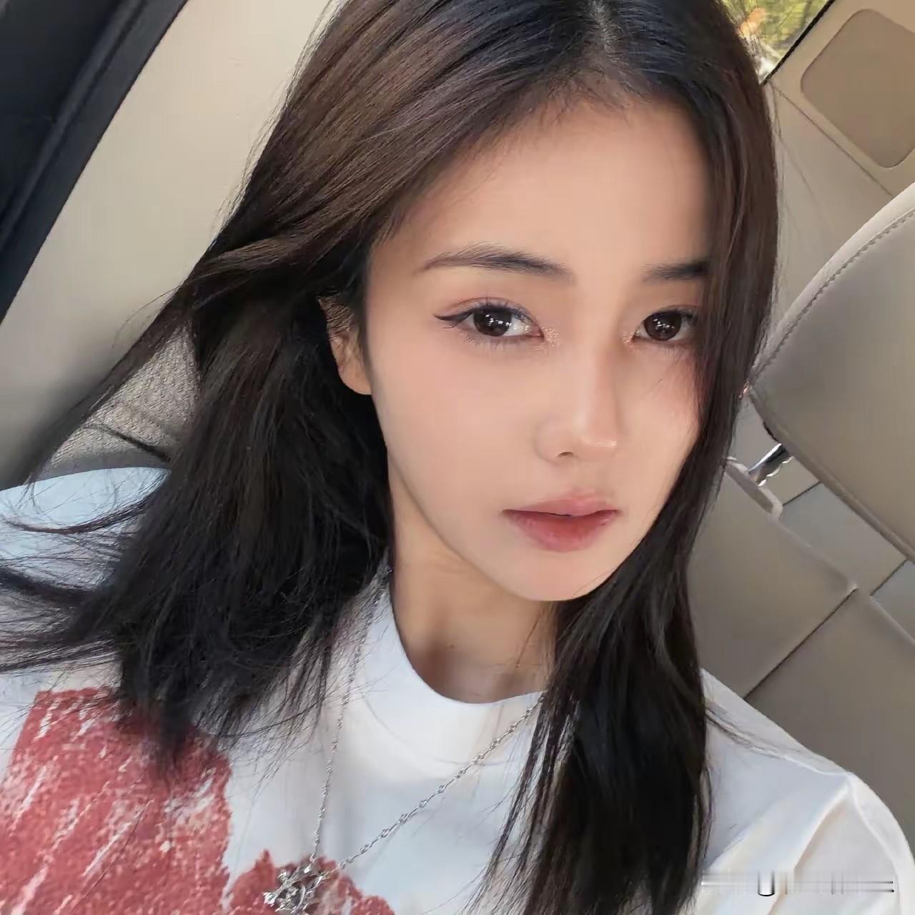 白鹿这次翻车，说白了就是路人缘的照妖镜。事情不复杂，《奔跑吧14》首播，白鹿