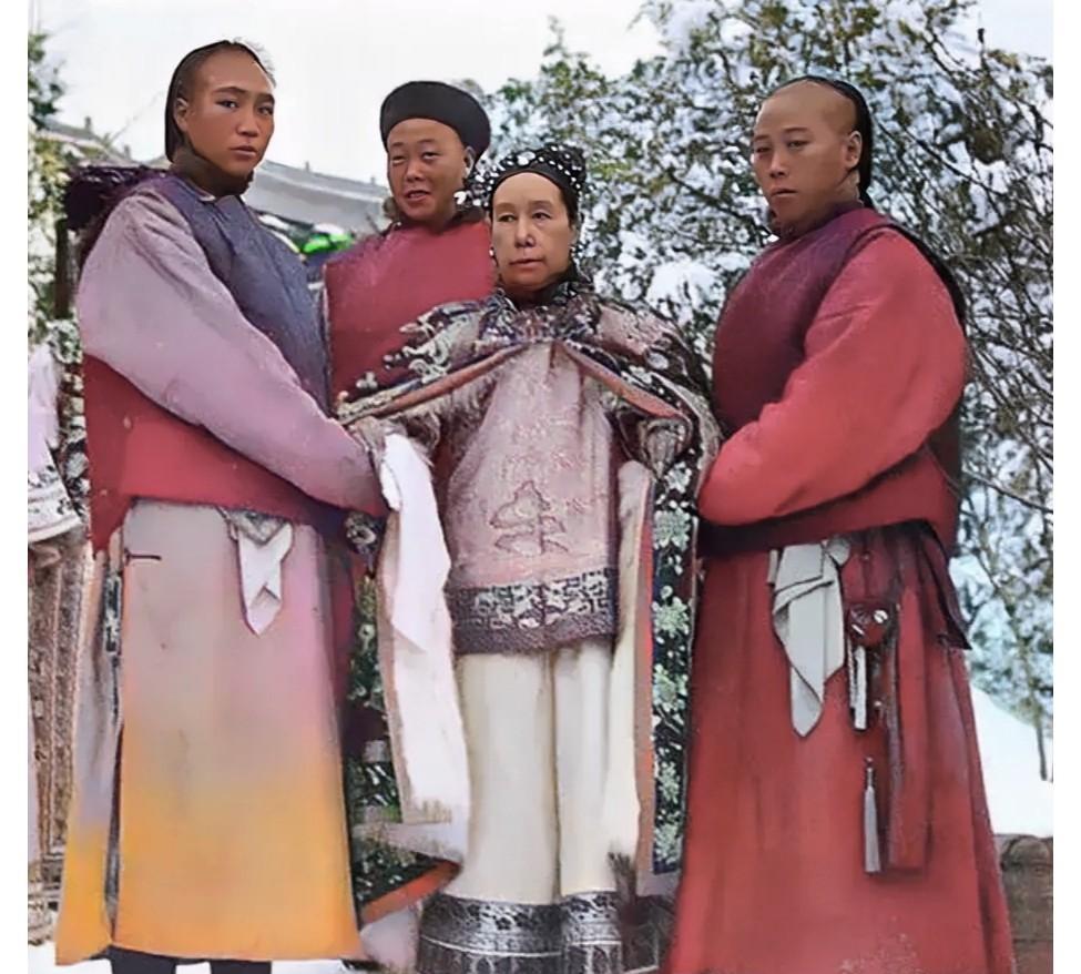 这才是1903年慈禧太后在颐和园赏雪时的真实样貌，这不是演戏，也不是电视剧中的演