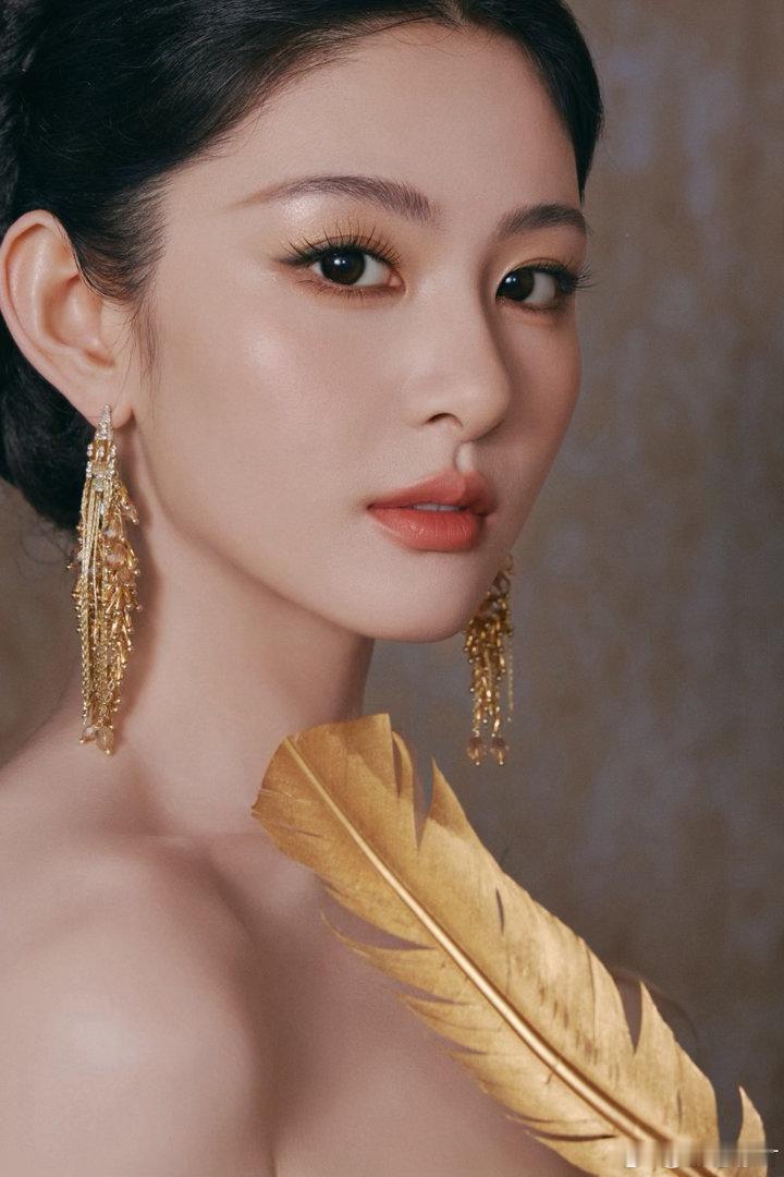 赵晴脸好小近距离欣赏赵晴美貌秀场高清近距离生图曝光，赵晴巴掌小脸实力出圈。五官排