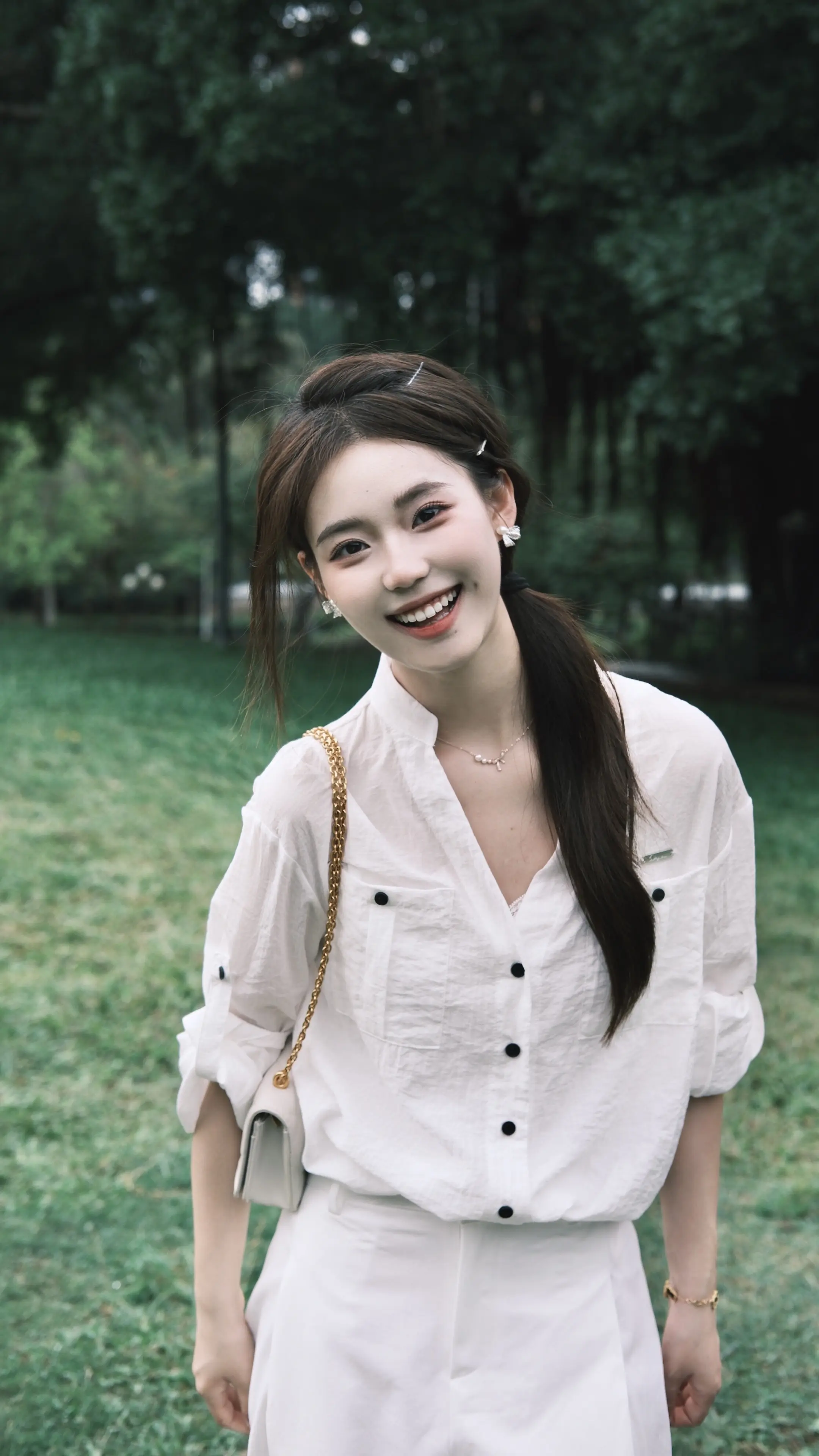 音乐停了一下 就像看见你 心跳漏了一拍。