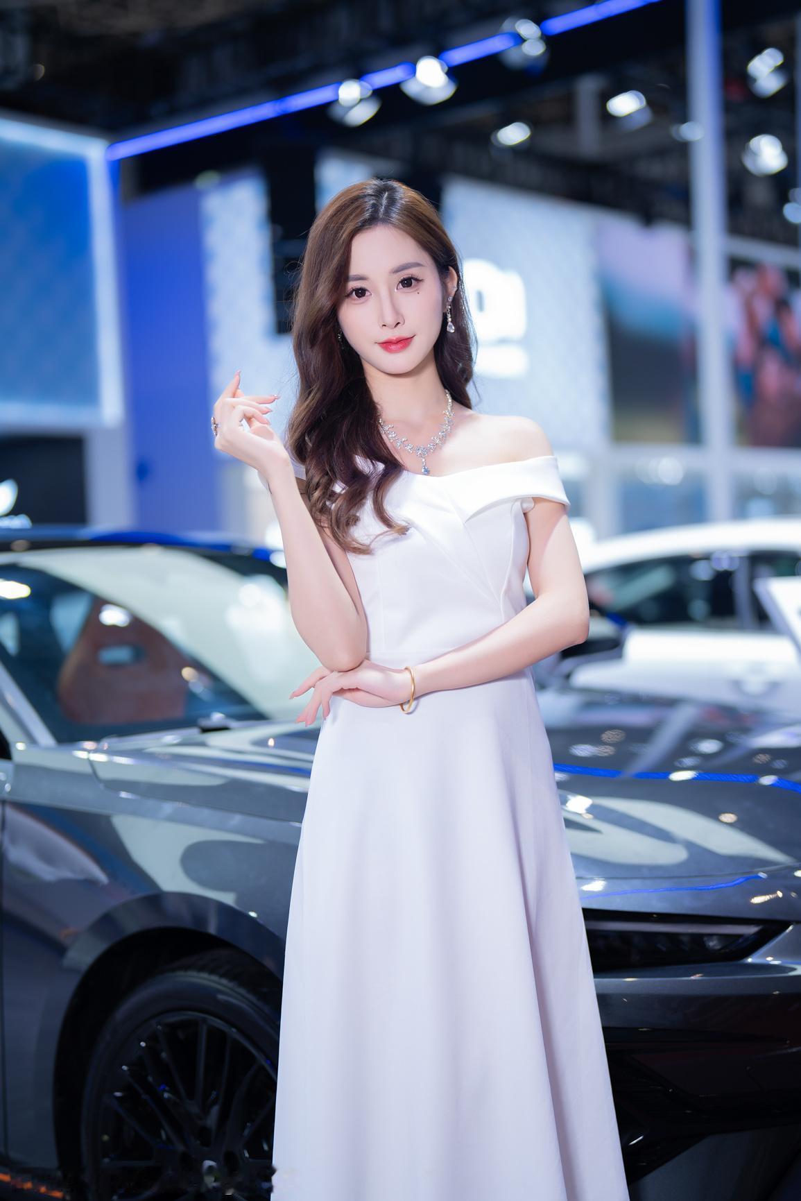 优雅与性感，你会怎么选美女车模穿搭写真