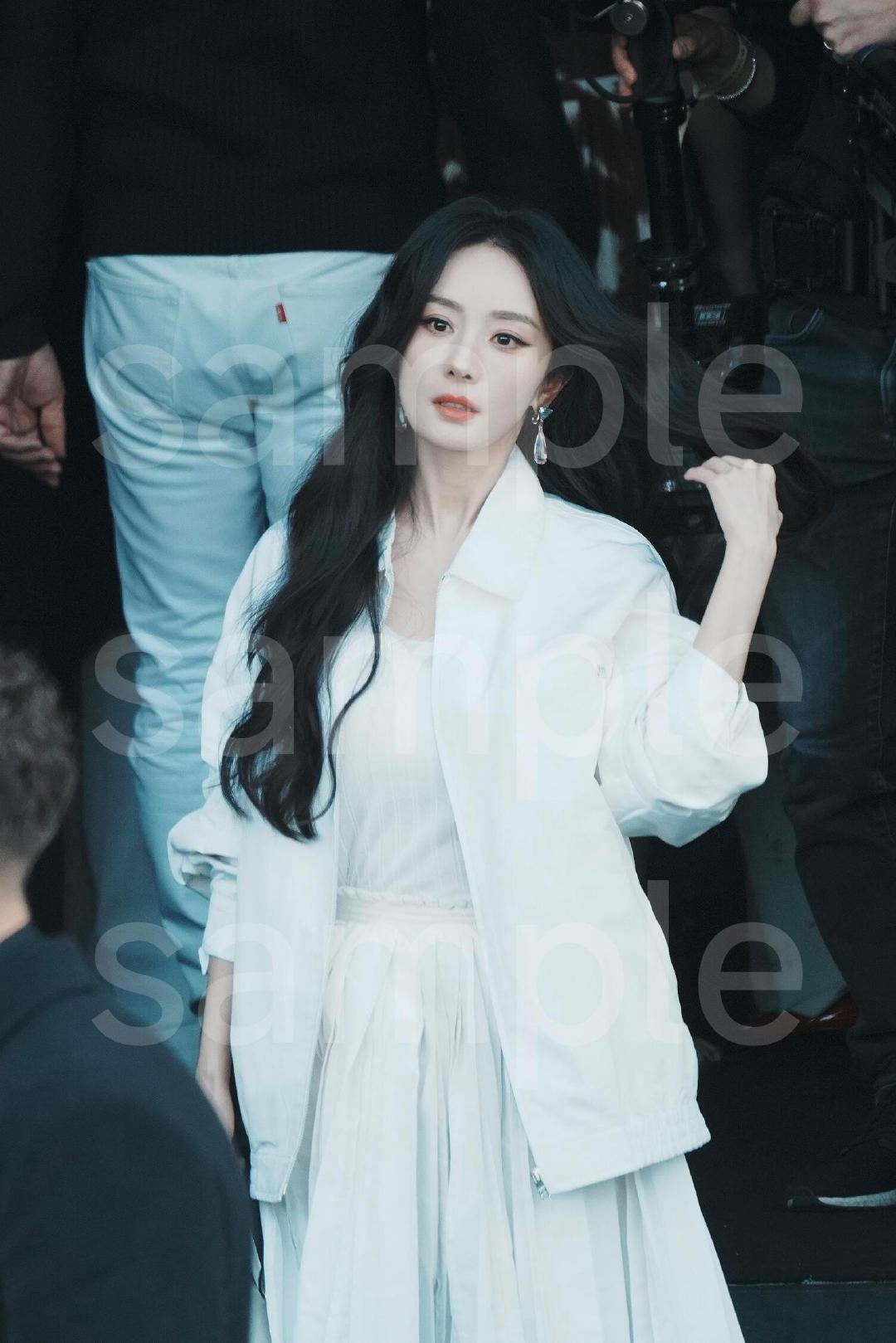 米兰时装周上，同一位摄影师镜头里的杨幂，生图美得不像话​