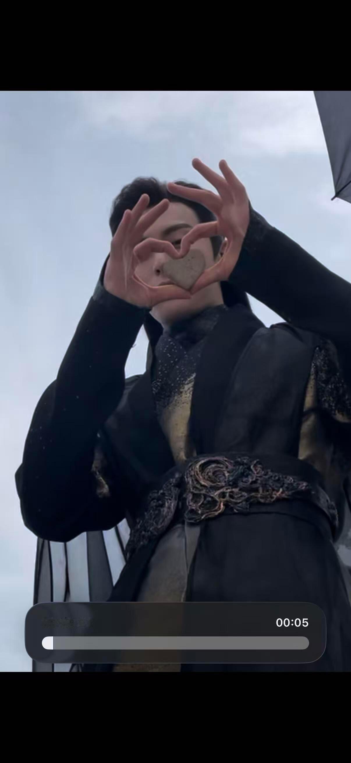 王鹤棣这个照片应该还是从虞书欣拍的视频里截出来的，感觉上是这个视角，造型上也对得