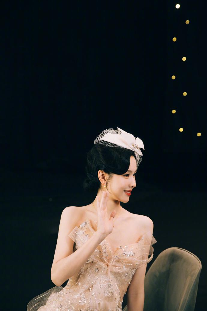 关于陈都灵，她的民国千金造型将温婉气质展现得淋漓尽致，复古韵味十足，此外她给人的