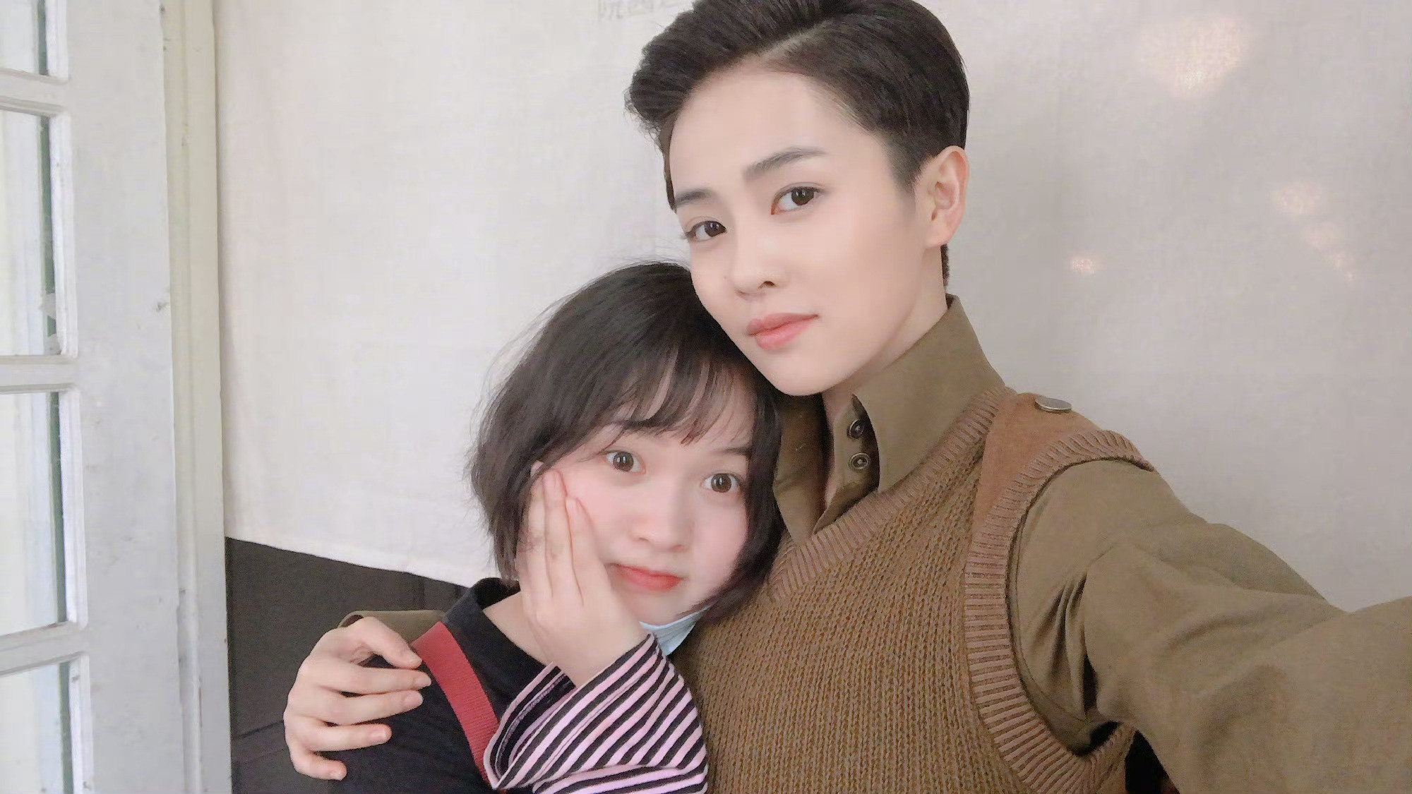 白鹿与助理就是现实版闺蜜你养我吧，特别好的两个小女孩永远彼此陪伴吧！