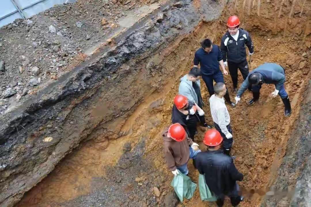 4月9日晚，湖南邵阳武冈市乐洋西路污水管网施工过程中发现大量古钱币。据武冈市文物
