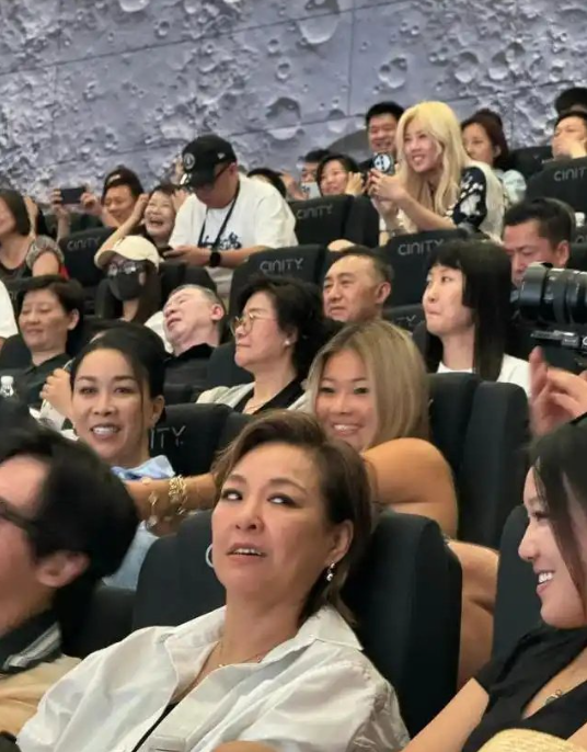 那英的女儿长得也太像她了吧，都是那种很有个性的美女，这气场不愧是亲生的！