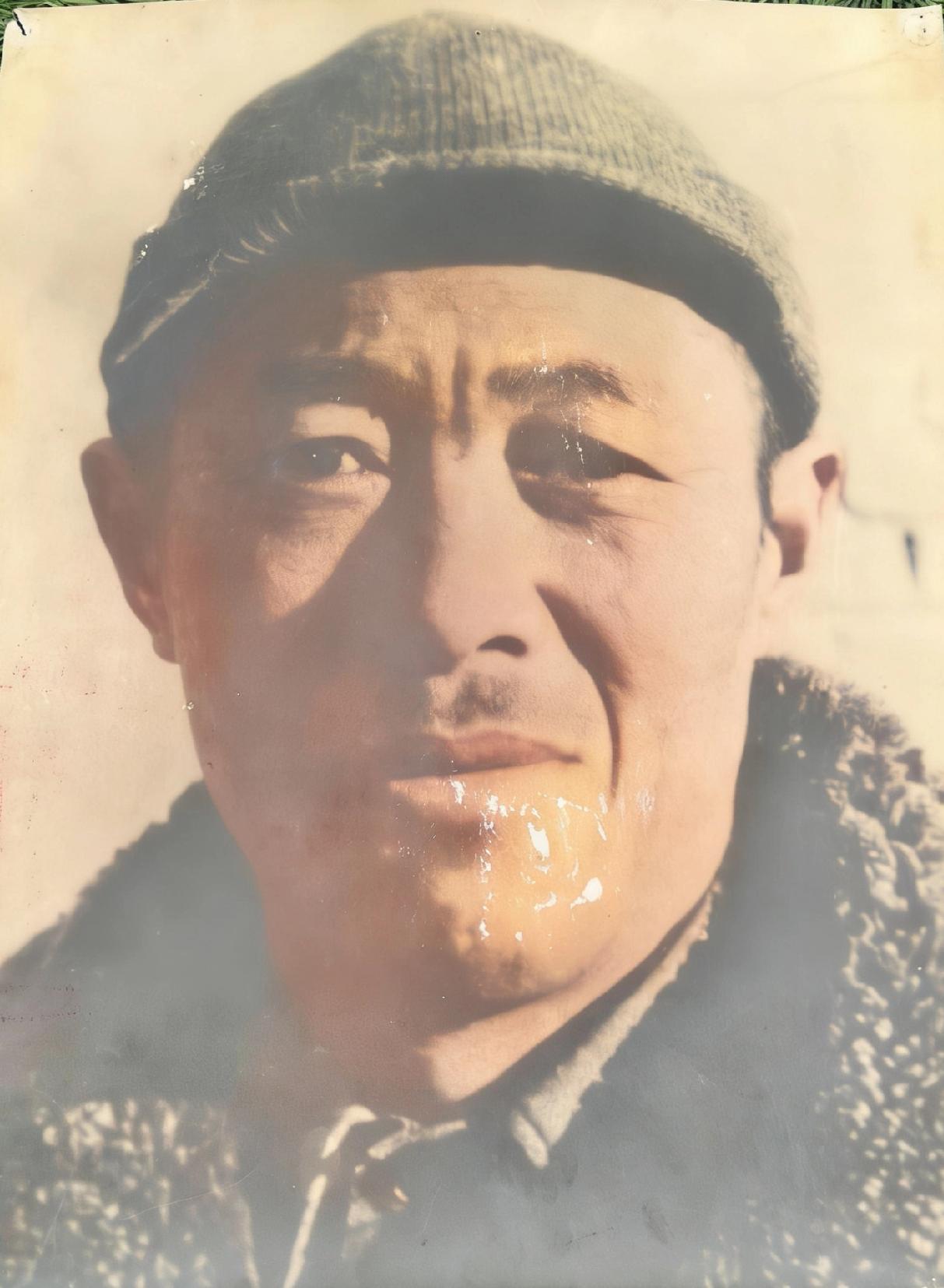 这是1948年，“抗日名将”向凤武被俘时，一张罕见的留影，镜头里的他神情落寞，全