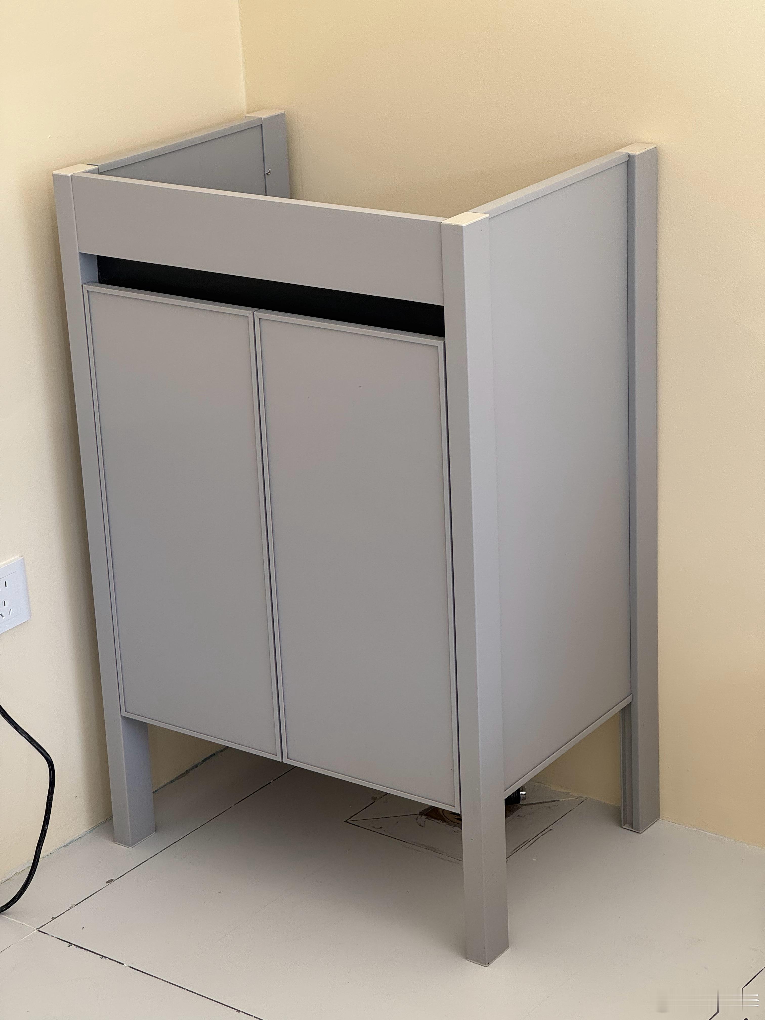 订的洗手台到了，几百块钱的东西，柜子颜色跟订的时候色差有点大，正掰扯呢，都要认了