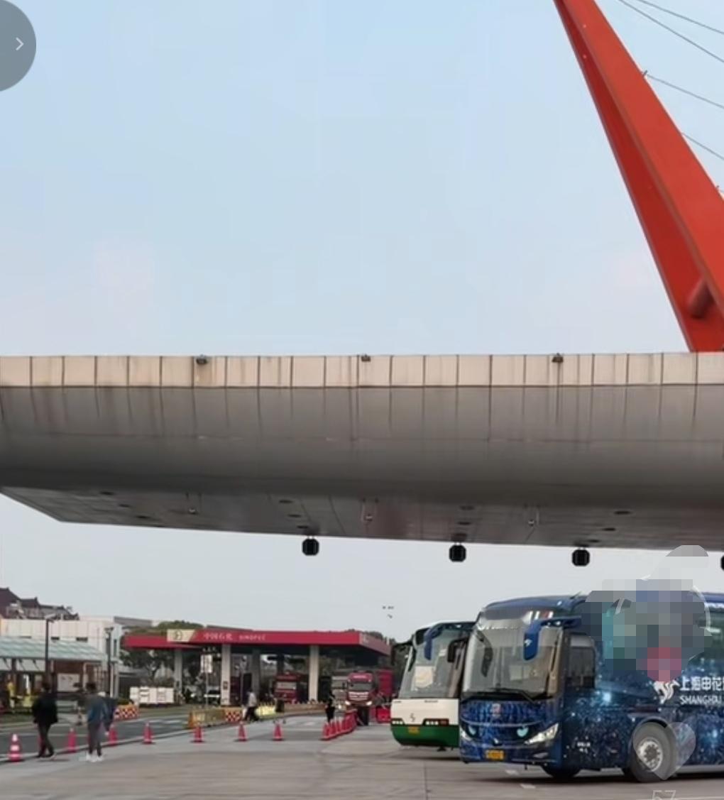 申花大巴为何开到枫泾就要停下来休息了呢？申花启程去杭州备战联赛第二轮！但让球迷看