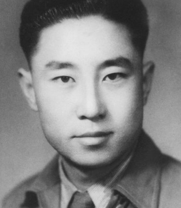 1938年，特务去小学抓地下党杨文海，谁知刚到校门口，恰巧就碰上了杨文海。特务赶