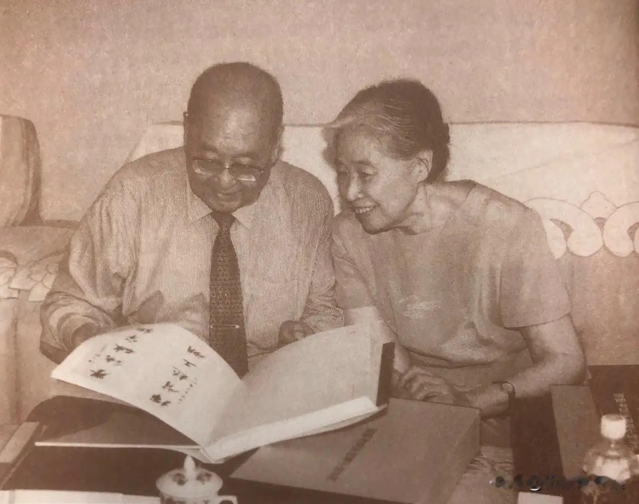 1998年，在纪念刘少奇同志诞辰100周年的活动中，年近八旬的王光美与哥哥王光英