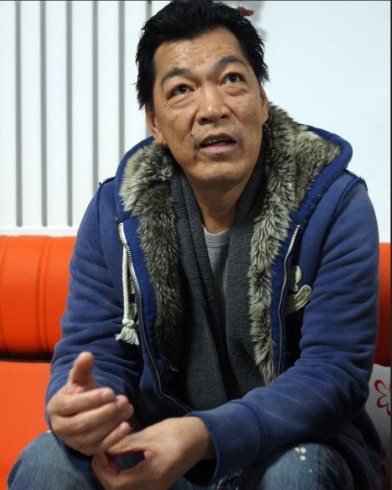 “大傻”成奎安去世后，大儿子独吞遗产，小儿子连学费都交不起，罗家英看不下去，带着