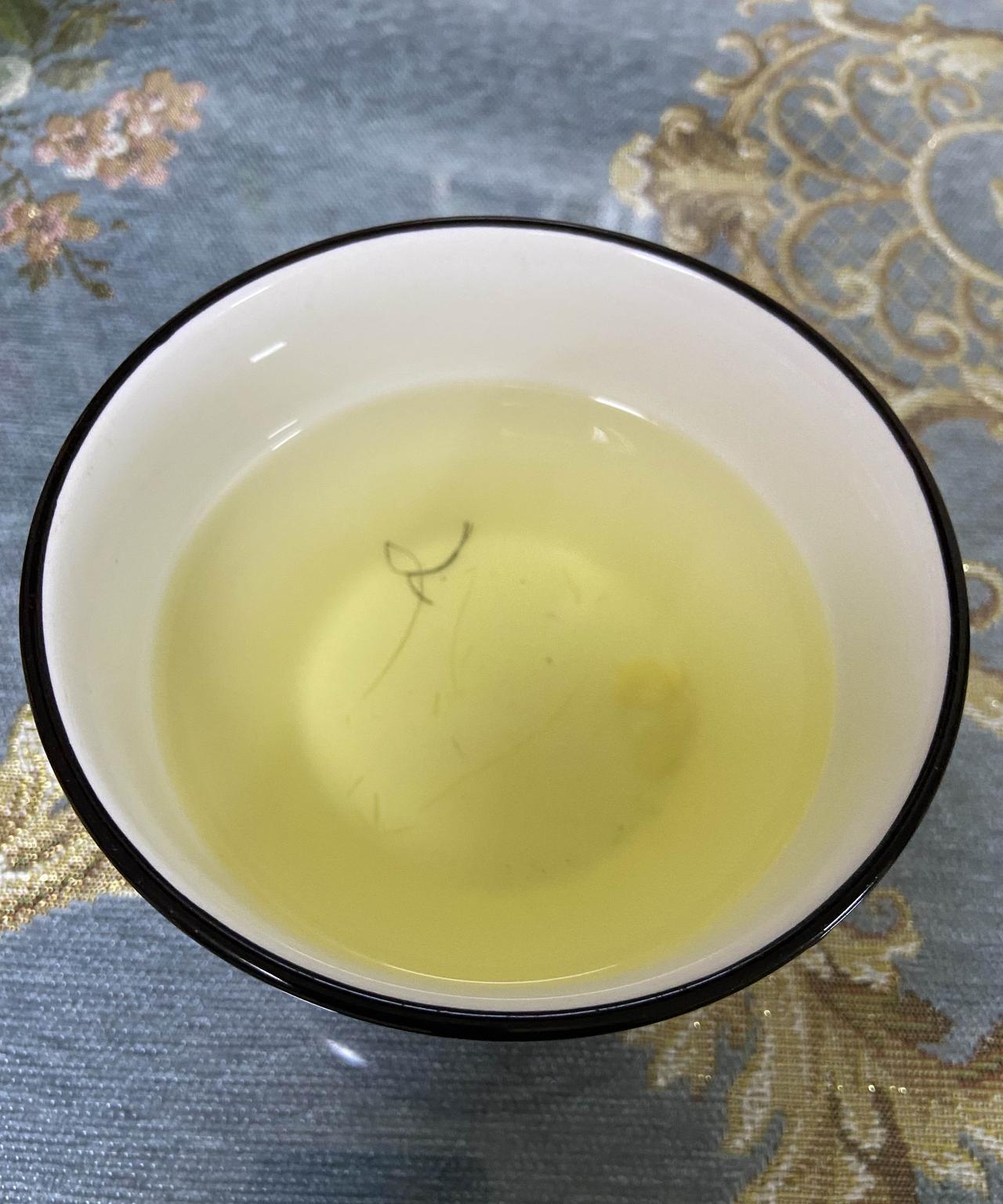 这碗黄澄澄的饮料可不是茶水，而是煮玉米的水，俗称龙须茶。现在正是黏玉米大量上市