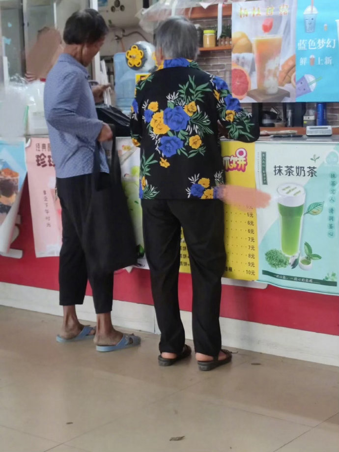 奶奶只知道你喜欢喝奶茶​​​