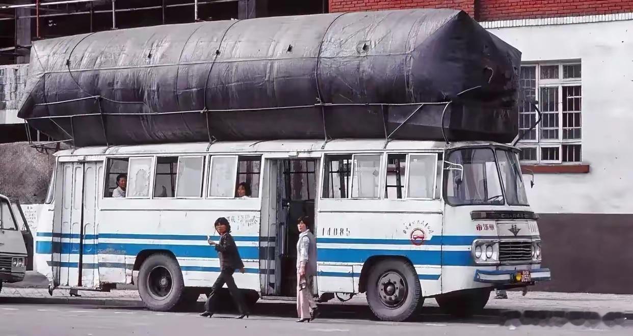90年代，成都街头的“气包”公交车。看得出我们富起来其实没几年。