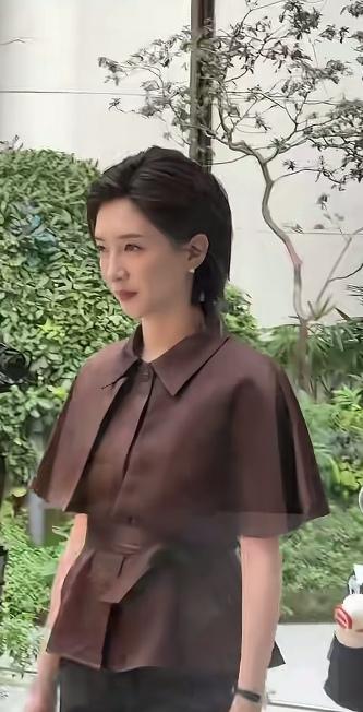 没想到江疏影一头短发这么漂亮，肤白貌美瓜子脸，气质特别的出众。整个人看起来起码年