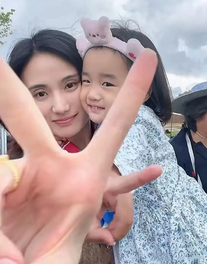 海哈金喜带女儿在重庆看马球比赛，女儿夏夏好像李亚鹏，网友调侃李亚鹏人生最强大的就
