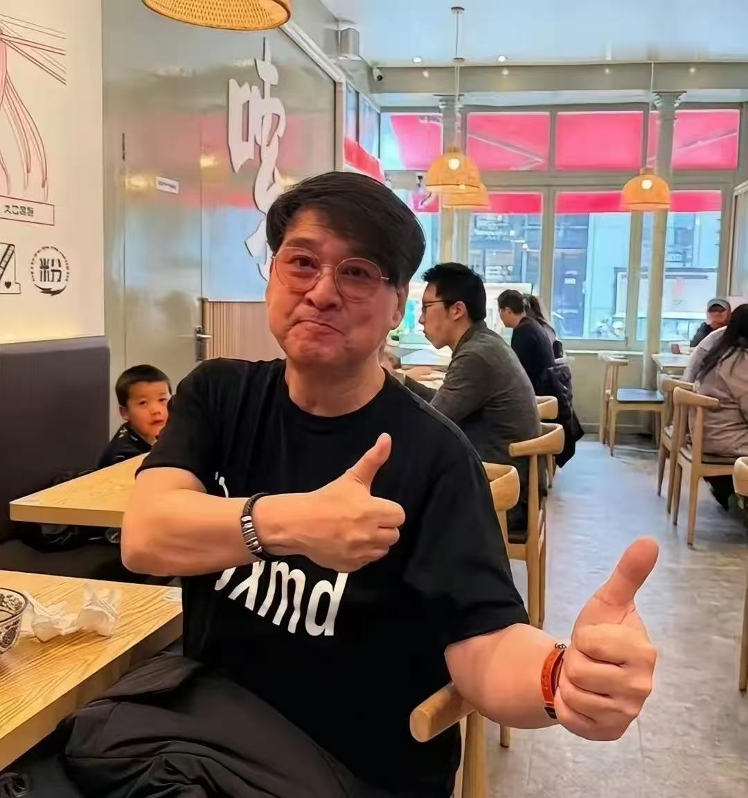 周华健，冲上热搜！4月14日，65岁周华健与妻子康粹兰在伦敦平价米粉店被偶遇，