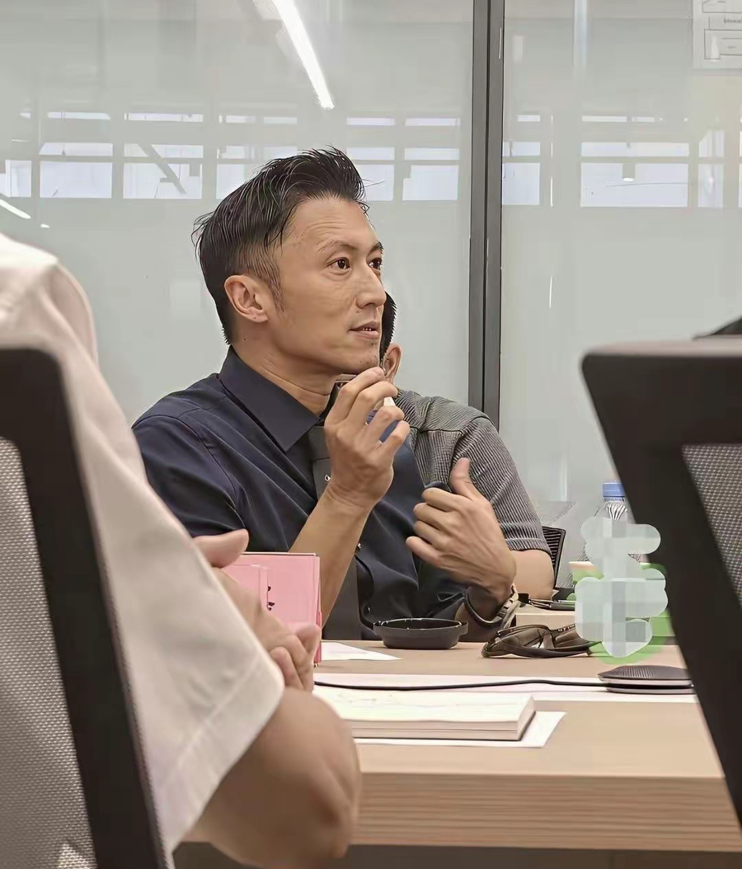 谢霆锋被路人拍下真实状态！没有精修没有滤镜，网友：这才叫中年魅力近日，谢霆锋在会议现场被网友偶遇，并