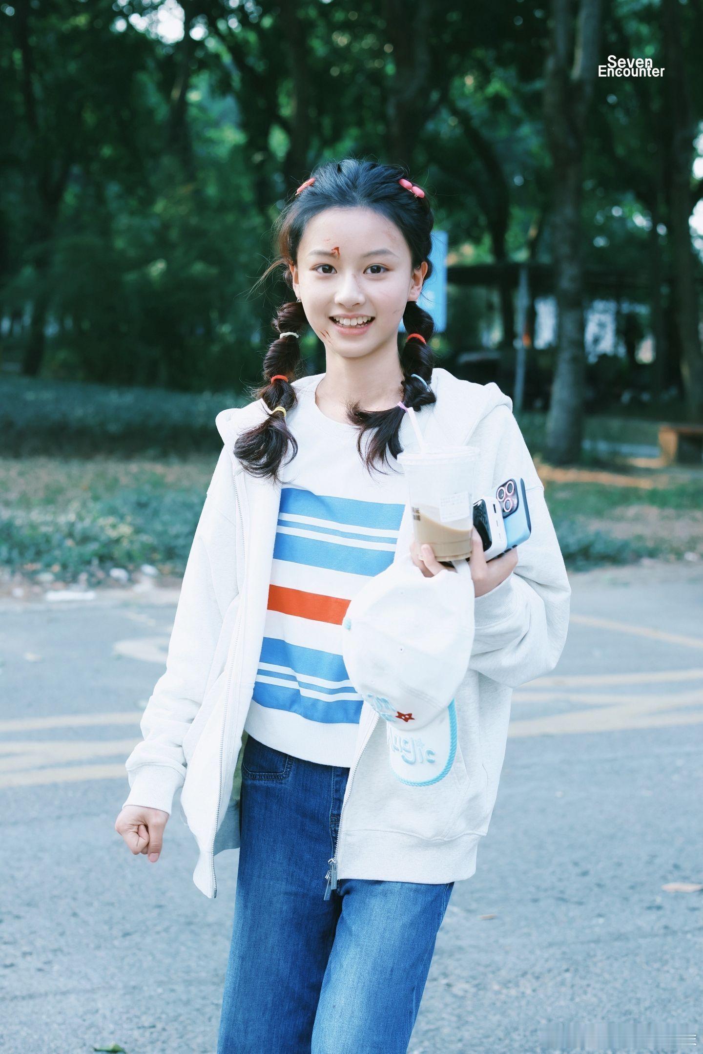 七七明日乐园造型路透，粉丝站子拍的图有点让她泯然于众人