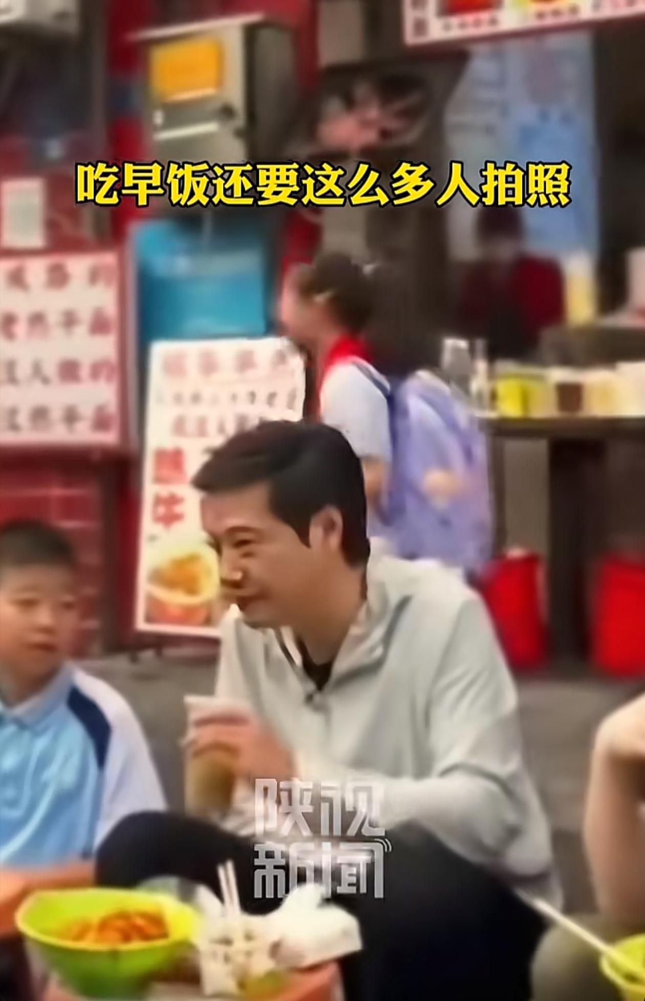 雷军吃早餐被小女孩一语点破，他只好回应了一句“你要不要一起来吃”。小女孩路过早餐