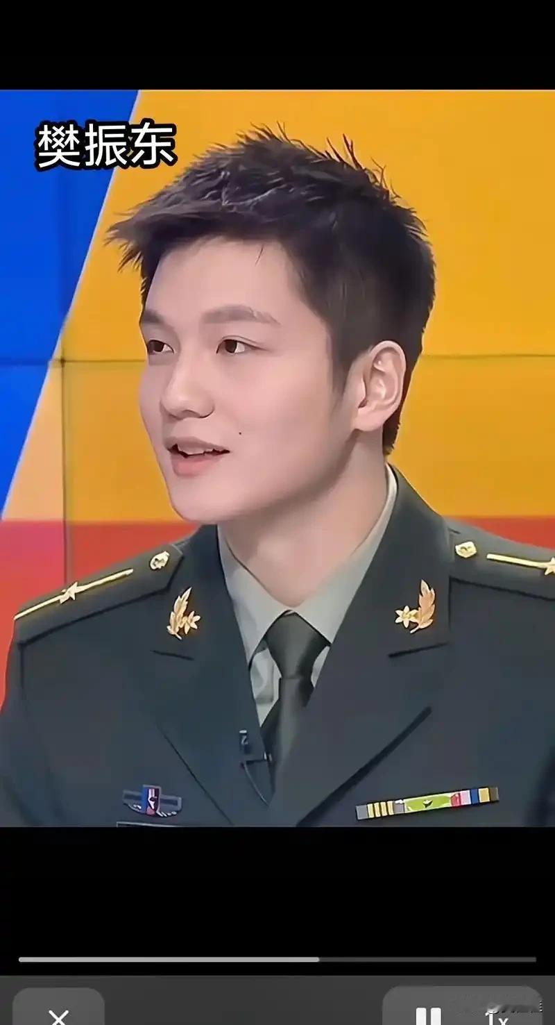 原来樊振东以前是军人，怪不得赛场上总透着股旁人没有的硬气！落后时不慌不忙，比分胶