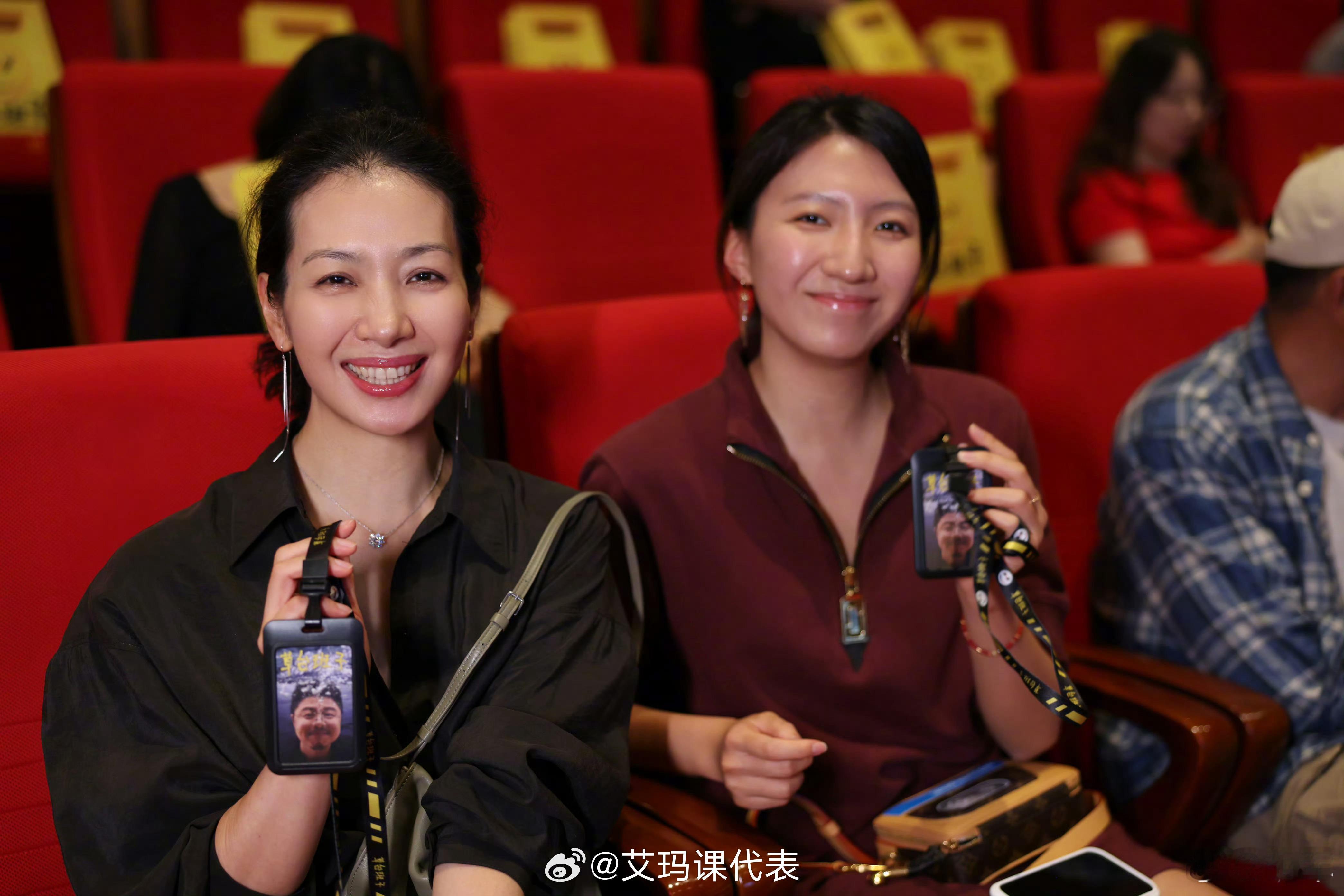 胡军儿子女儿身高胡军一家四口好A胡军带老婆孩子支持好友演出，儿子女儿身高瞩目，