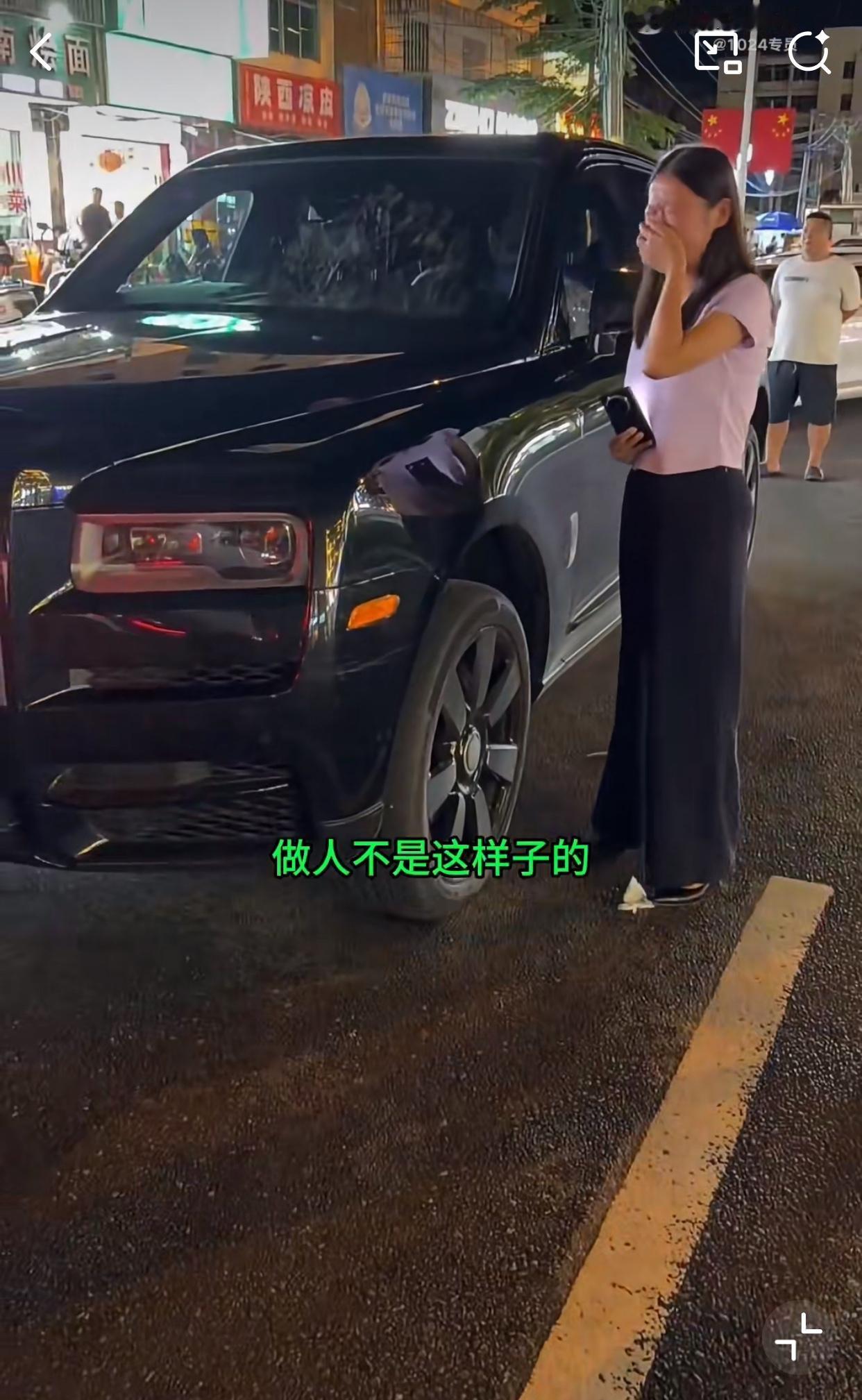 近日海南三亚，一女子酒后开车撞上劳斯莱斯，在现场哭哭啼啼的！撞上豪车后，她站
