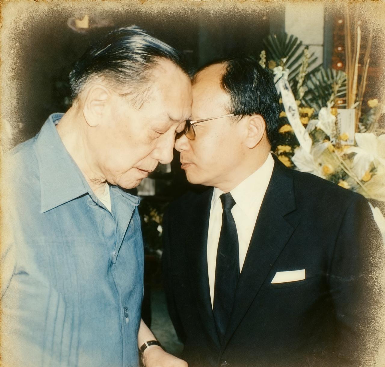 这是90年代，蒋纬国晚年和“侄儿”蒋孝慈，一张罕见的合影，从镜头中我们可以看到，