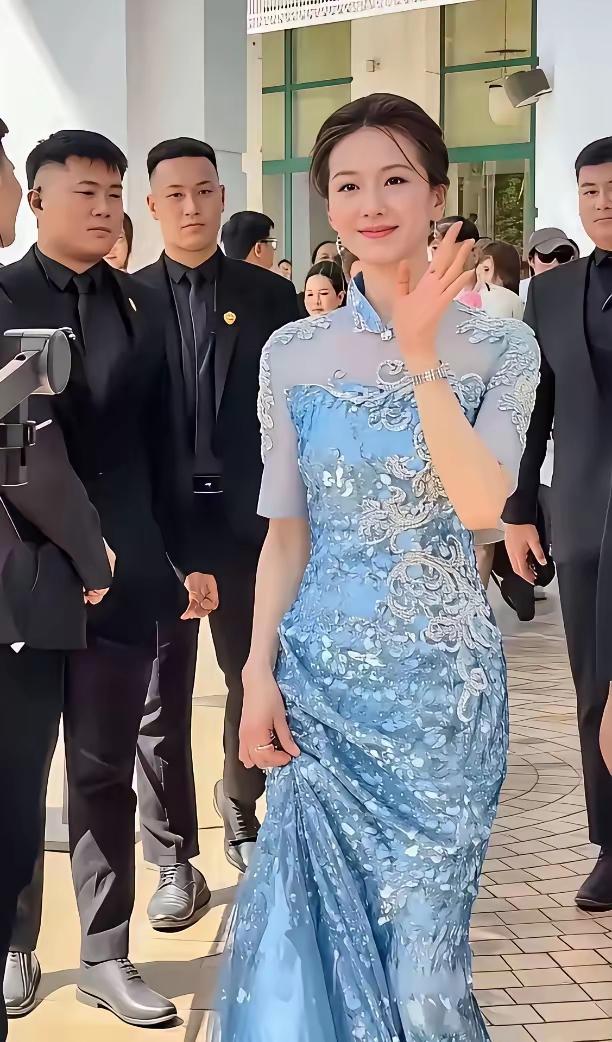 她的身材很苗条，标准的东方美女，她的笑容满面，很有女人味，很有魅力你们认识吗？