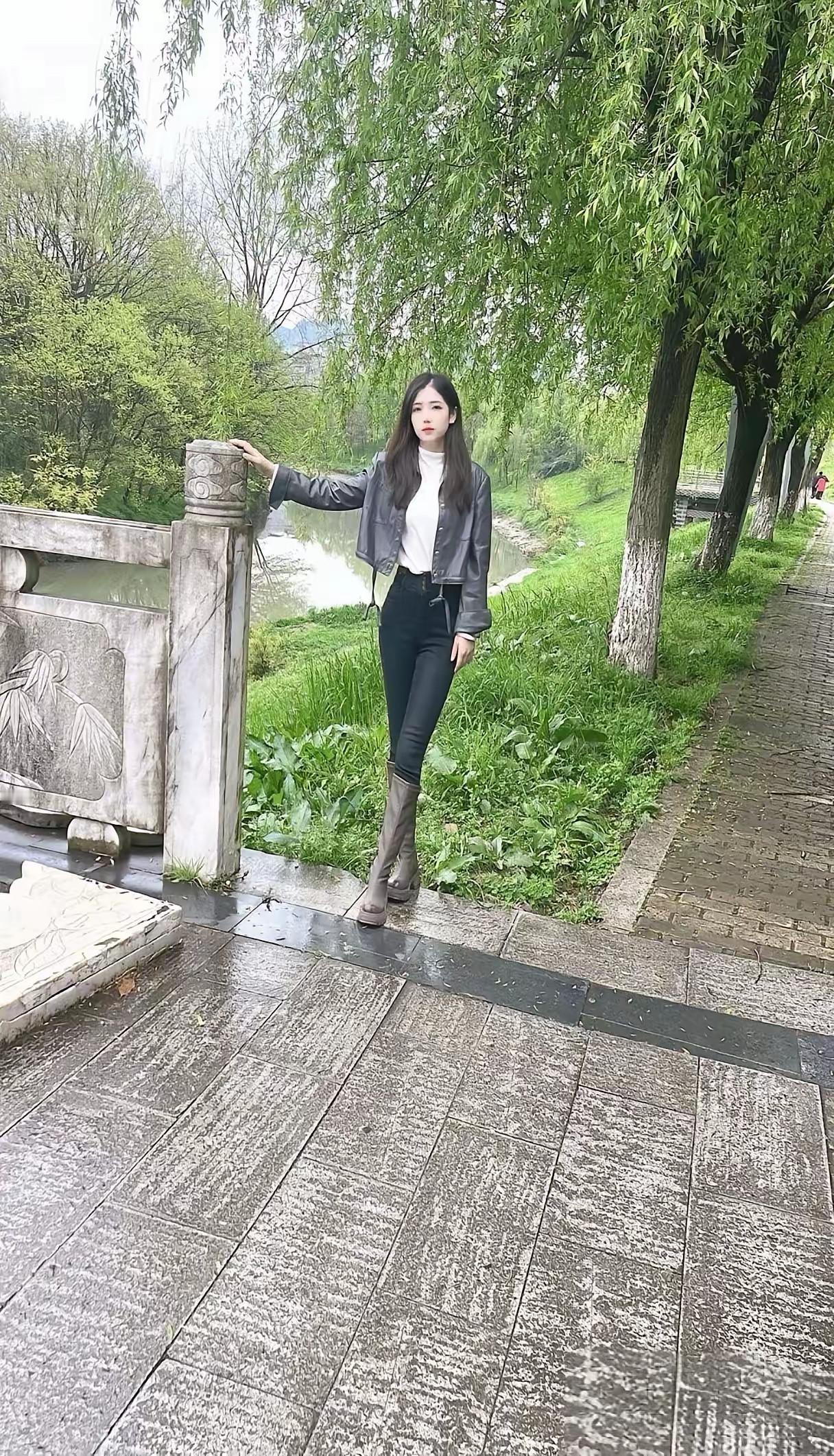 能够找到这样的人当老婆一定会很幸福吧，身材苗条，人也长得好看，我感觉人真的是好看