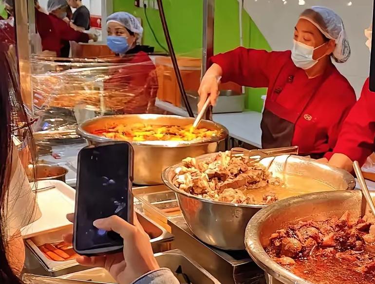 一粥一饭见关怀：刘强东与雷军的员工关怀密码和在京东总部工作的朋友聊起企业管理